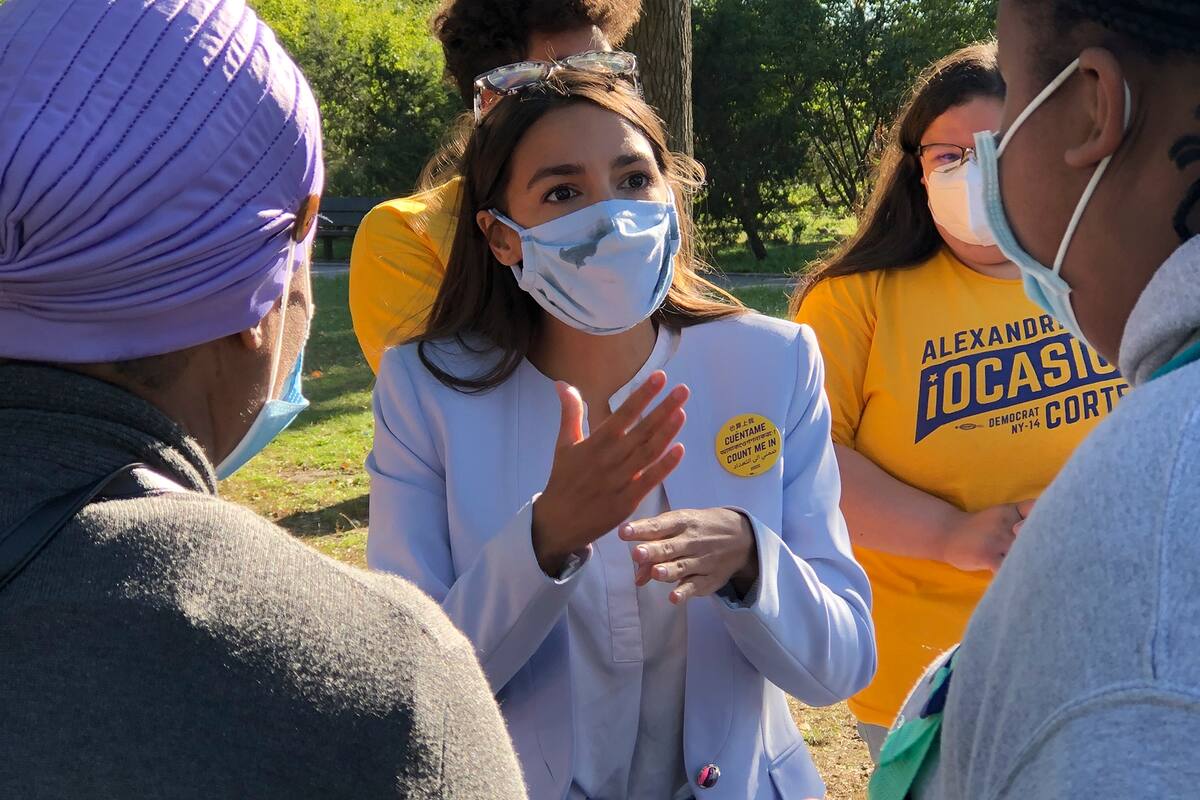 En el Bronx, Ocasio-Cortez habló con los vecinos sobre la importancia del censo, recordó a Ruth Bader Ginsburg y pidió a todos que fueran a las urnas en noviembre