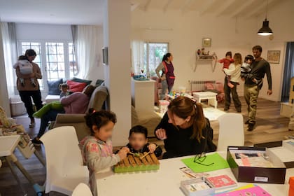 En el buscar buscan “encontrar caminos para que los niños y niñas sanen el daño emocional que les dejaron esas maneras disfuncionales de cuidarlos”