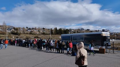 En El Calafate, desde temprano, la población se congregó en la costanera para observar el eclipse.
