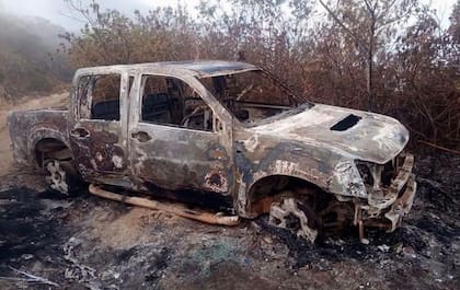 En el camino de acceso a la mina ilegal, las autoridades encontraron dos vehículos quemados