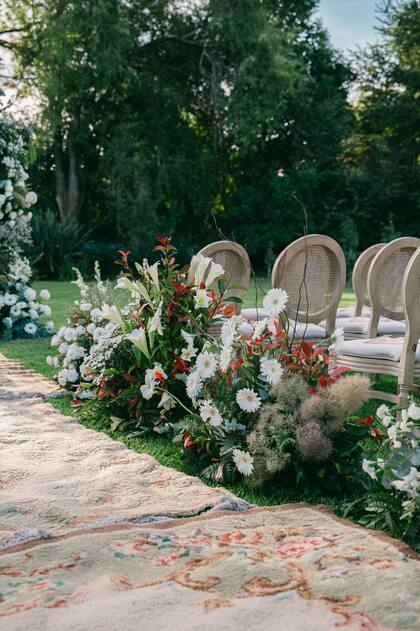 En el camino, diferentes flores agrupadas, técnica que es tendencia en diseño floral.