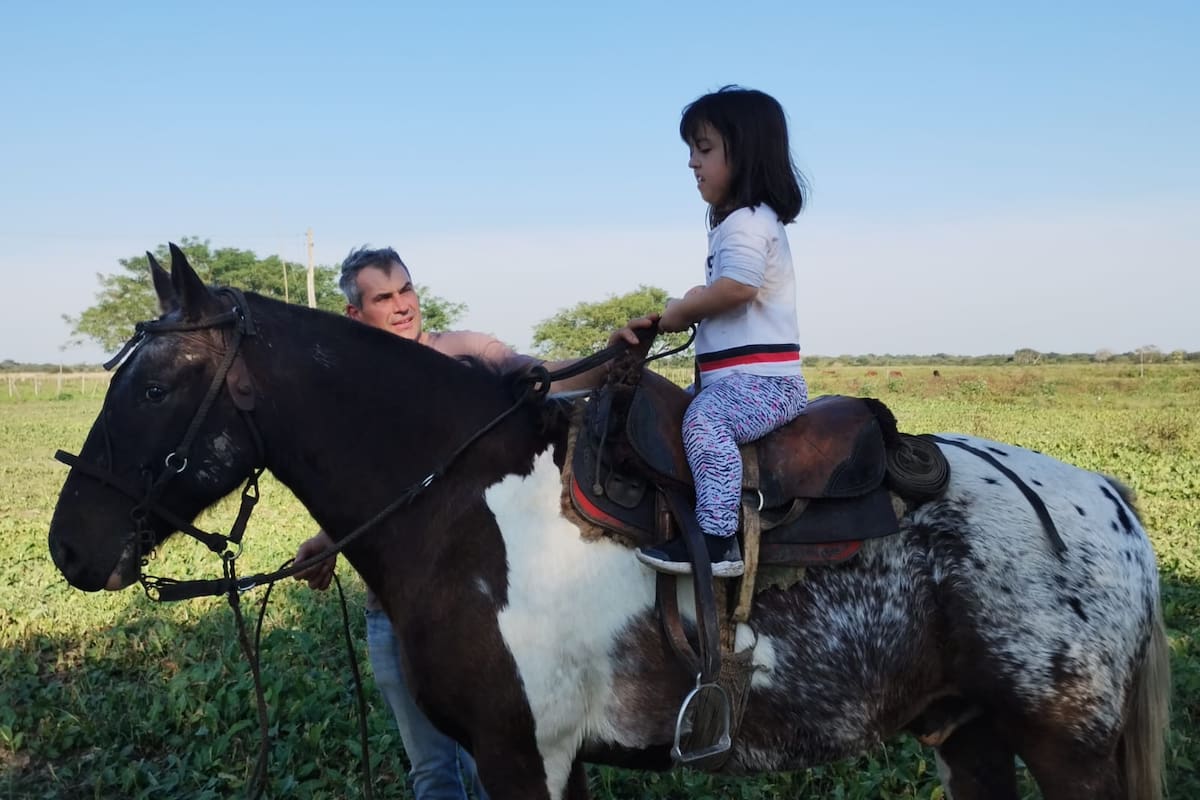 En el campo, andando a caballo junto a su padre, los momentos preferidos de Alma