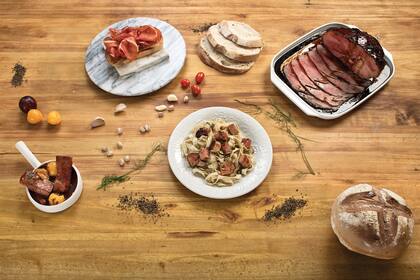 En el campo dicen: “Del chancho se desperdicia solo el gruñido”. Y el jamón es uno de sus más nobles cortes.