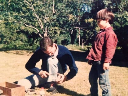 En el campo, junto a su padre, Pablo