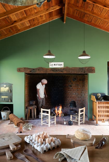 En el campo, un asado no es algo sencillito, es todo un despliegue. Por eso equipamos el fogón con un horno empotrado y una cocina económica de fundición"
