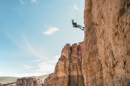 En el Cañadón Caracoles hay varios paredones preparados para los fans de la escalada. Los novatos pueden reservar una salida en versión bautismo con guías especializados y equipos adecuados.