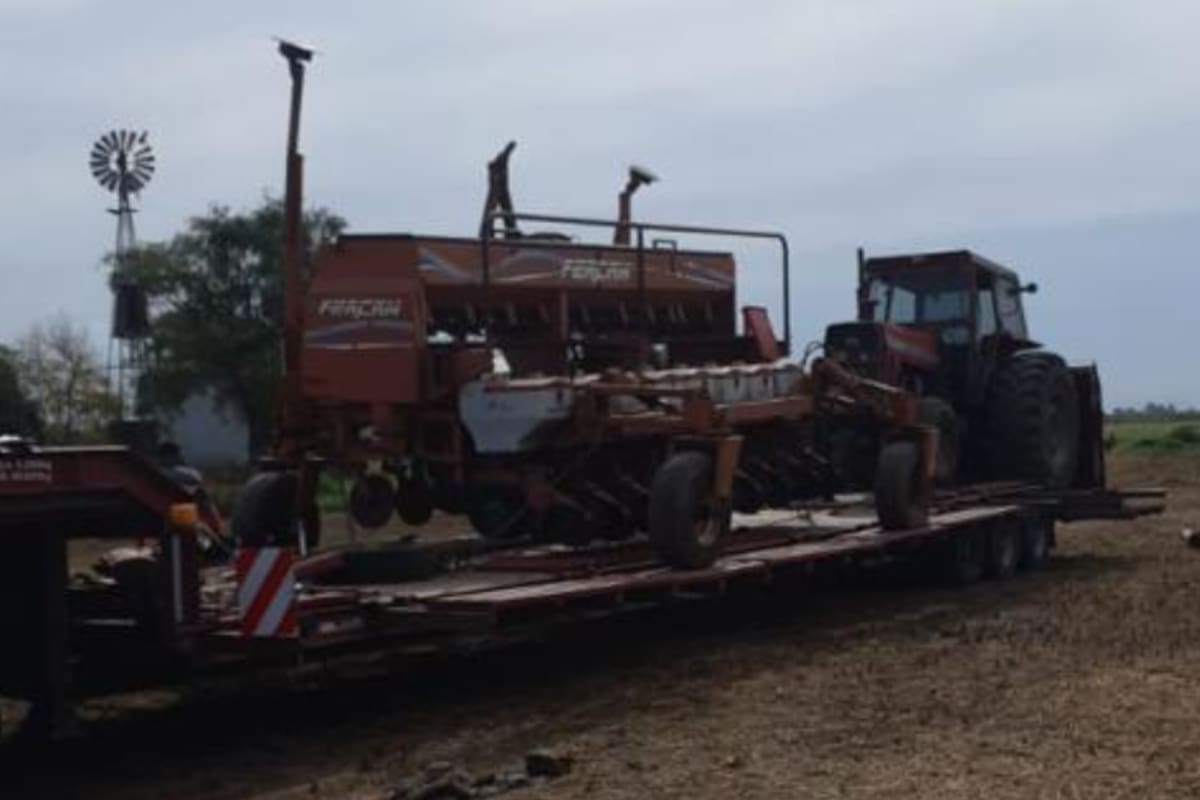 En el carretón, el tractor y la sembradora que vendió Cecilia Doval. Los 12 cheques electrónicos que entregaron los compradores fueron rechazados por falta de fondos