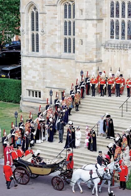 En el carruaje tirado por caballos, Carlos y Camilla salen del servicio de la Orden de la Jarretera, la orden de caballería más antigua y de mayor rango de Gran Bretaña, celebrado en el castillo de Windsor.