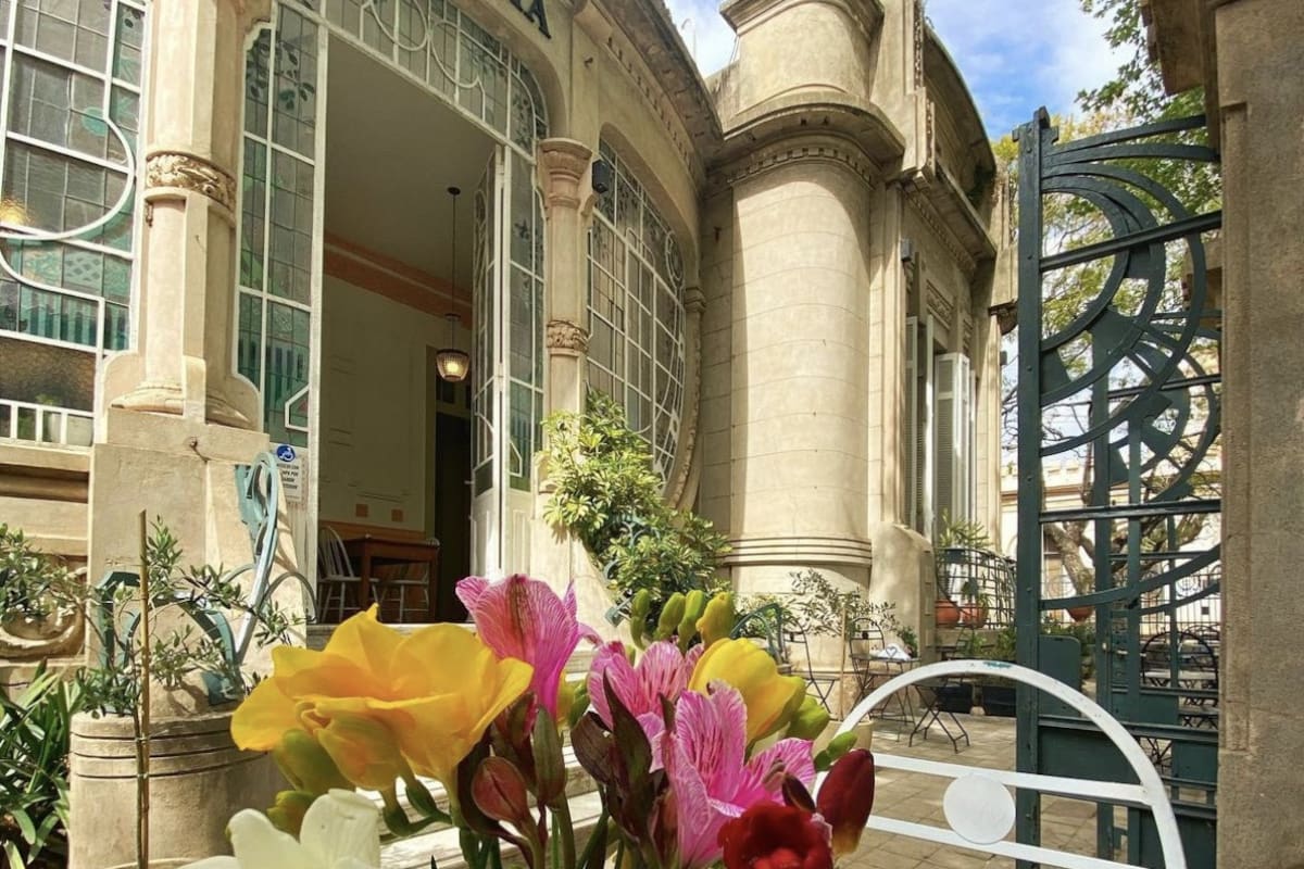 En el casco histórico de San Pedro, esta impresionante construcción a la que en el pueblo se la conoció siempre como "El castillo" fue restaurada para convertirse en una casa de té