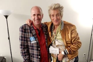 Es argentino, aprendió el oficio de su padre y le diseña los zapatos a Rod Stewart, su ídolo