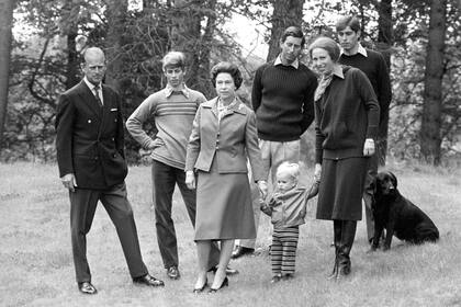 En el castillo de Balmoral, durante la celebración del 32° aniversario de boda de Isabel II y el duque de Edimburgo, un posado de la familia real: el príncipe Felipe, los príncipes Eduardo, Carlos y Andrés, la princesa Ana, que lleva de la mano al pequeño Peter Phillips, y la Reina