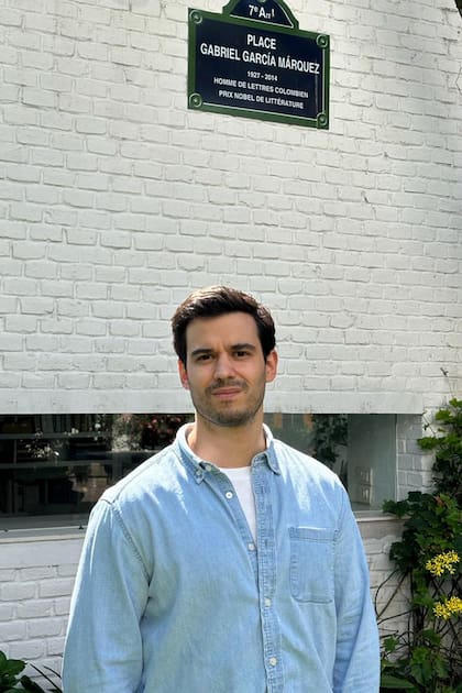 En el célebre jardín donde Gabo fue notificado del Nobel, posa el nieto de Álvaro Mutis, que recorrió con LA NACION la muestra que exhibe por primera vez el archivo de su abuelo poeta