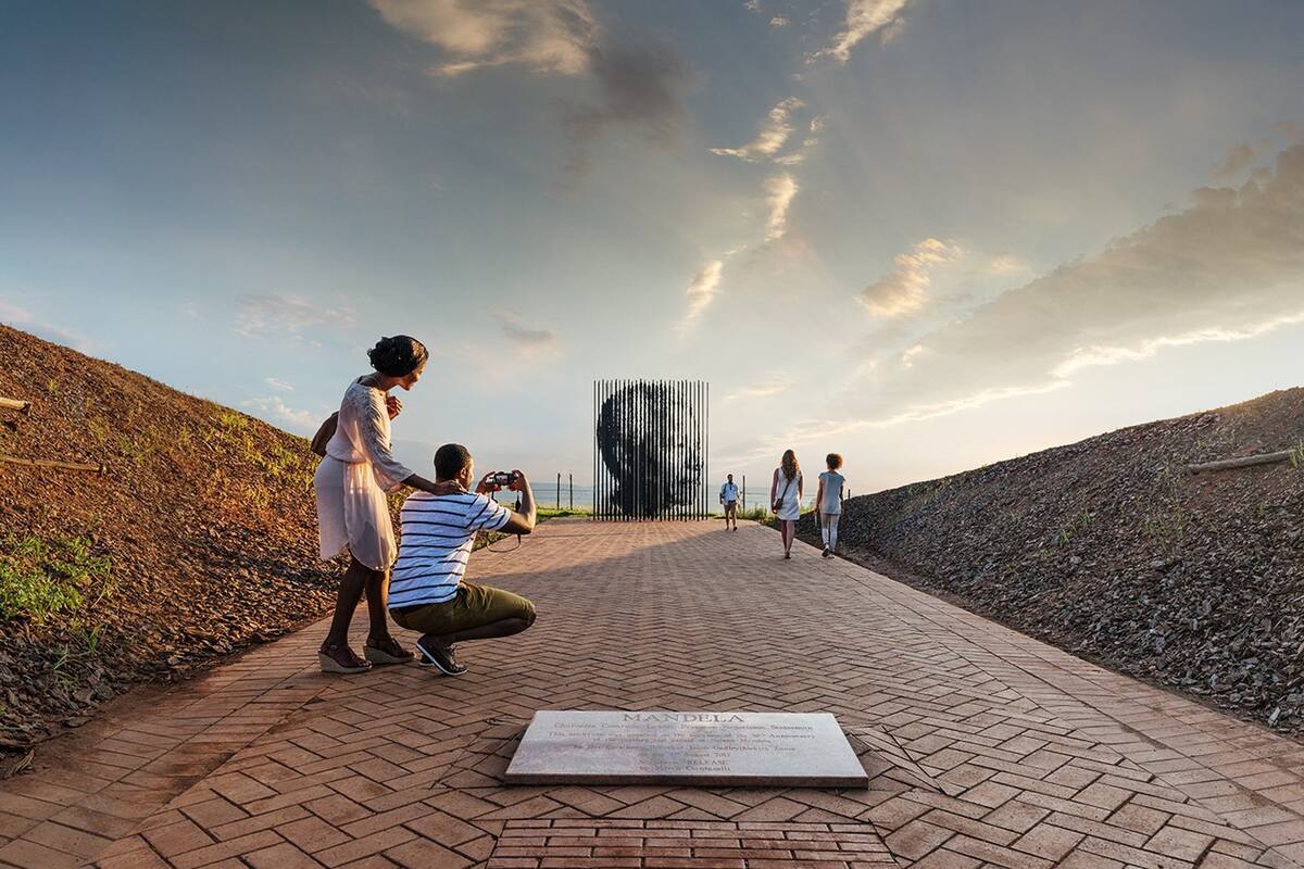 En el centenario de su nacimiento, un recorrido por los sitios claves en la vida del gran líder por la libertad, desde su hogar natal en Vilakazi Street hasta la isla donde estuvo detenido y el Museo del Apartheid
