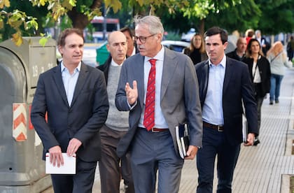 En el centro, Alfredo Paseyro, director de la Asociación de Semilleros Argentinos (ASA) al arribar a Agricultura