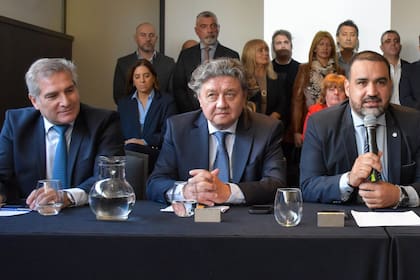 En el centro, Carlos Kikuchi, uno de los exaliados de Milei que apoyó el endeudamiento de Kicillof junto con su bloque de Unión y Libertad