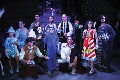 En el centro, con varita mágica: Kent suele ser el anfitrión, en su residencia, de la Harry Potter Book Night