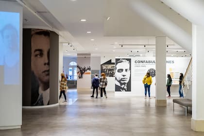 En el centro cultural están las primeras ediciones de los libros de Borges, publicaciones que hizo en conjunto con Victoria Ocampo, bibliotecas con los libros que él leía y ensayos sobre su obra.