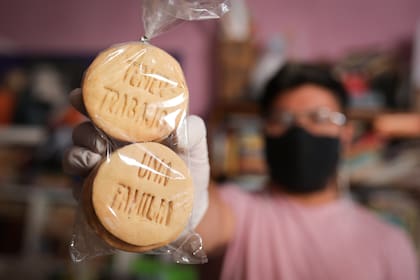 En el Centro cultural La Quadra, funciona una panadería social donde cocinan galletas con mensajes