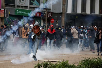 En el centro de Bogotá hubo corridas, disturbios y gases lacrimógenos para dispersar a los grupos vandálicos