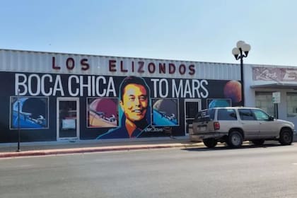 En el centro de Brownsville, un mural muestra a Elon Musk y el mensaje de "Boca Chica a Marte" (Crédito: Analía Llorente/BBC News Mundo)