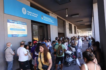 En el Centro de Documentación de Renaper, situado en Paseo Colón, había esta tarde una larga fila de personas que esperaban por la entrega de sus documentos