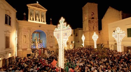 En el centro de la ciudad antigua, Polignano a Mare celebra a su patrono, San Vito Mártir
