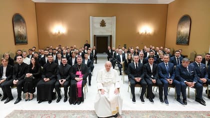 En el centro de la imagen, el papa Francisco