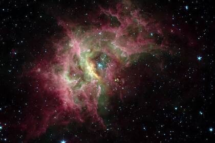 En el centro de la nebulosa de gas RCW 49 que se muestra en esta imagen hay un cúmulo de estrellas (Westerlund 2) rodeado por una burbuja en expansión de gas caliente