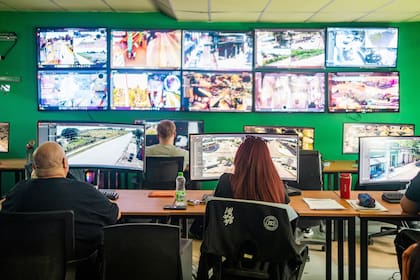 En el Centro de Operaciones Municipal de Zárate hay ocho operadores, con atención las 24 horas