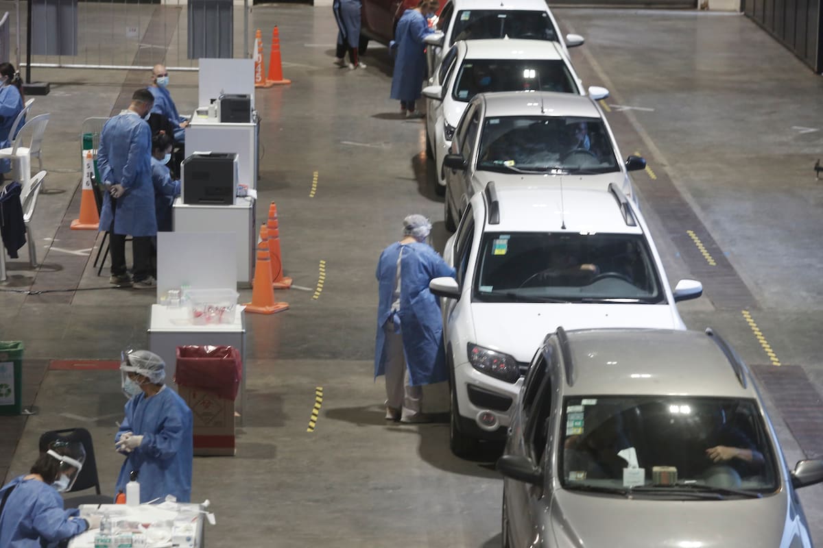 En el centro de testeos montado en La Rural, hubo 35 minutos de demora para hisoparse