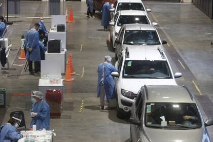 En el centro de testeos montado en La Rural, hubo 35 minutos de demora para hisoparse