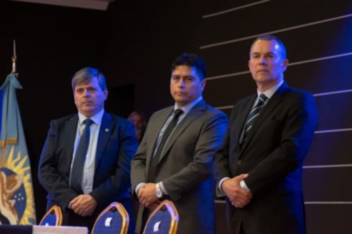 En el centro del gobernador Claudio Vidal, acompañado por el vicegobernador Fabián Leguizamón y el jefe de Gabinete, Daniel Álvarez (foto archivo)