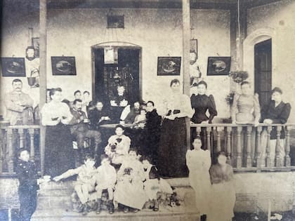 En el centro del porche e ingreso de la casa están sus dueños originales Augusto y Margarita Pieres.