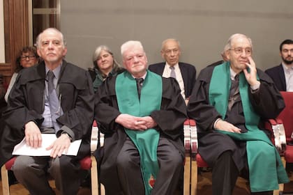 En el centro, el académico Francisco García Bazán