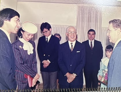 En el centro, el actual embajador del Japón, entonces tercer secretario, en la visita de los príncipes Takamado a la fábrica de Porcelana Tsuji, 1991