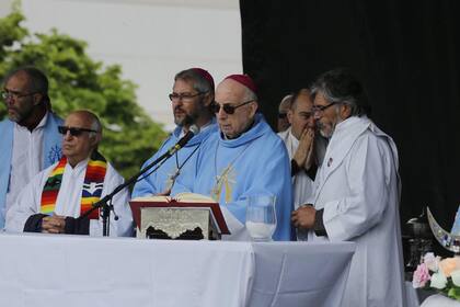 En el centro, el arzobispo de Mercedes-Luján, Agustín Radrizzani