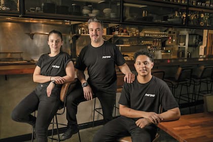 En el centro, el chef Mauricio Santi acompañado por sus sous chefs, Lucía Caparroz y João Milanez