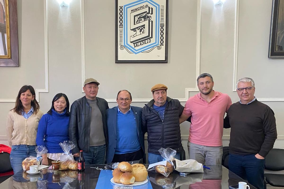 En el centro, el empresario chino Sun Wei; el productor ganadero, Antonio Riccillo; y el intendente José Luis Salomón, en el Palacio Municipal