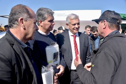 En el centro, el gobernador de Chaco Jorge Capitanich y el ministro de Agricultura, Julián Domínguez