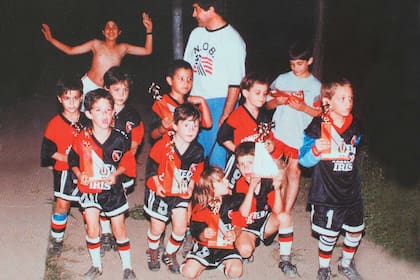 En el centro, el más bajito con el 5: el Piqui Messi ya se destacaba