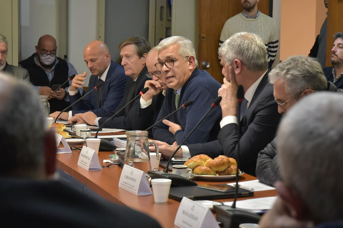 En el centro, el ministro de Agricultura, Julián Domínguez, al hablar en la Comisión de Agricultura de la Cámara de Diputados