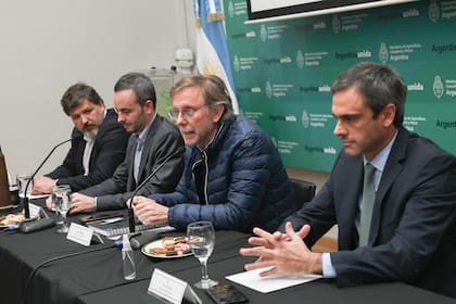 En el centro, el secretario de Agricultura Juan José Bahillo junto a funcionarios durante la reunión con el sector pesquero
