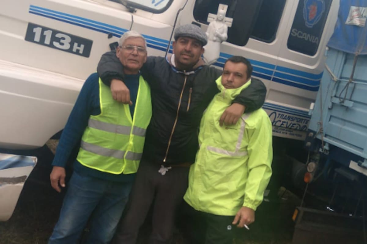 En el centro, el transportista Juan Manuel Acevedo, junto a dos compañeros