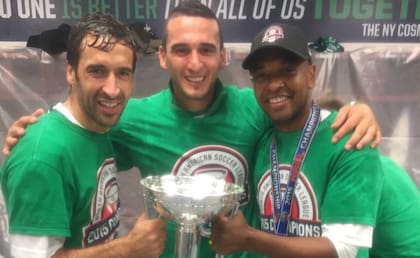 En el centro, Gastón Cellerino, el goleador de la final del segundo torneo de los Estados Unidos; a su derecha, Raúl, y a su izquierda Marcos Senna