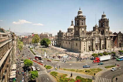 En el centro histórico de Ciudad de México, la Catedral Metropolitana se alza junto a las ruinas de Tenochtitlán