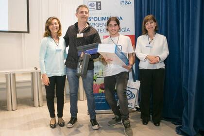 En el centro, Joaquín Alonso, el ganador