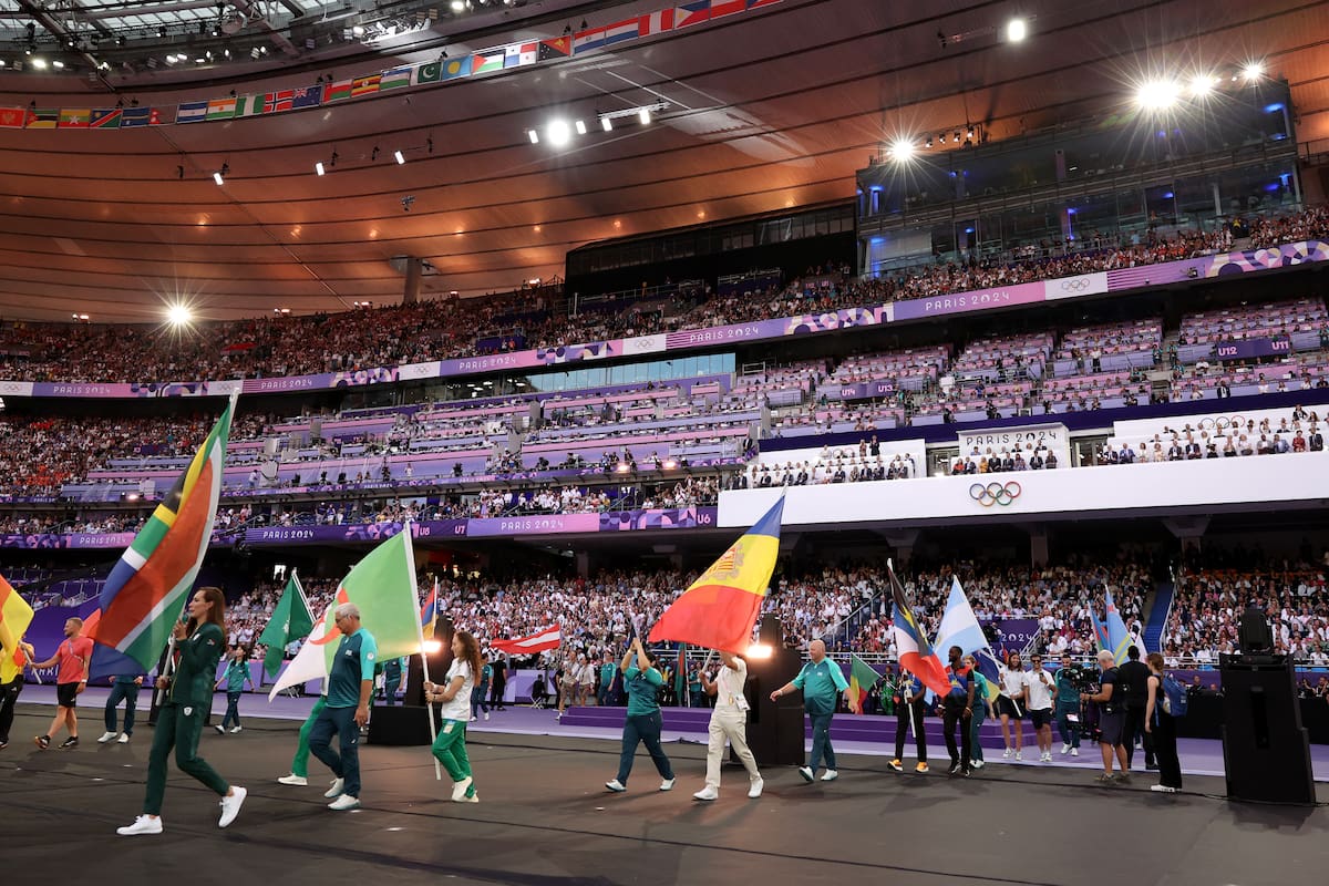 En el centro, la bandera de Andorra, que se retiró de París 2024 sin el gran objetivo: conseguir la primera medalla en un Juego Olímpico