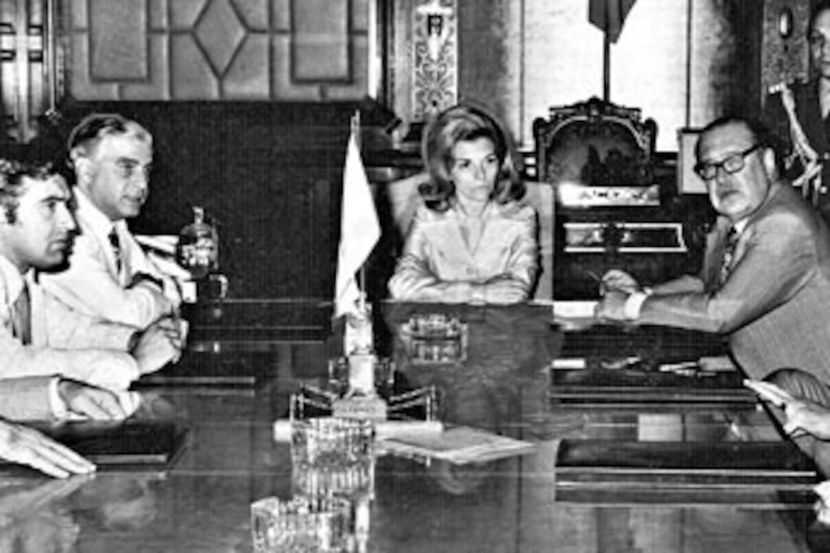 En el centro, la presidenta Perón; a su derecha, Antonio Cafiero y Carlos Ruckauf, en una reunión en 1975