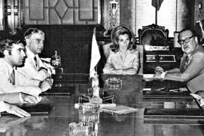 La presidenta Isabel Perón, en 1975; a su derecha, el entonces ministro de Economía, Antonio Cafiero