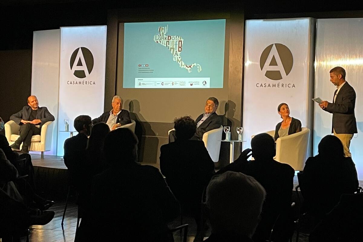 En el centro Mario Vargas Llosa y Sergio Ramírez; a la izquierda, el escritor Carlos Granés; la editora Pilar Reyes, a la derecha; y, de pie, Javier Fernaud, de Casa de América